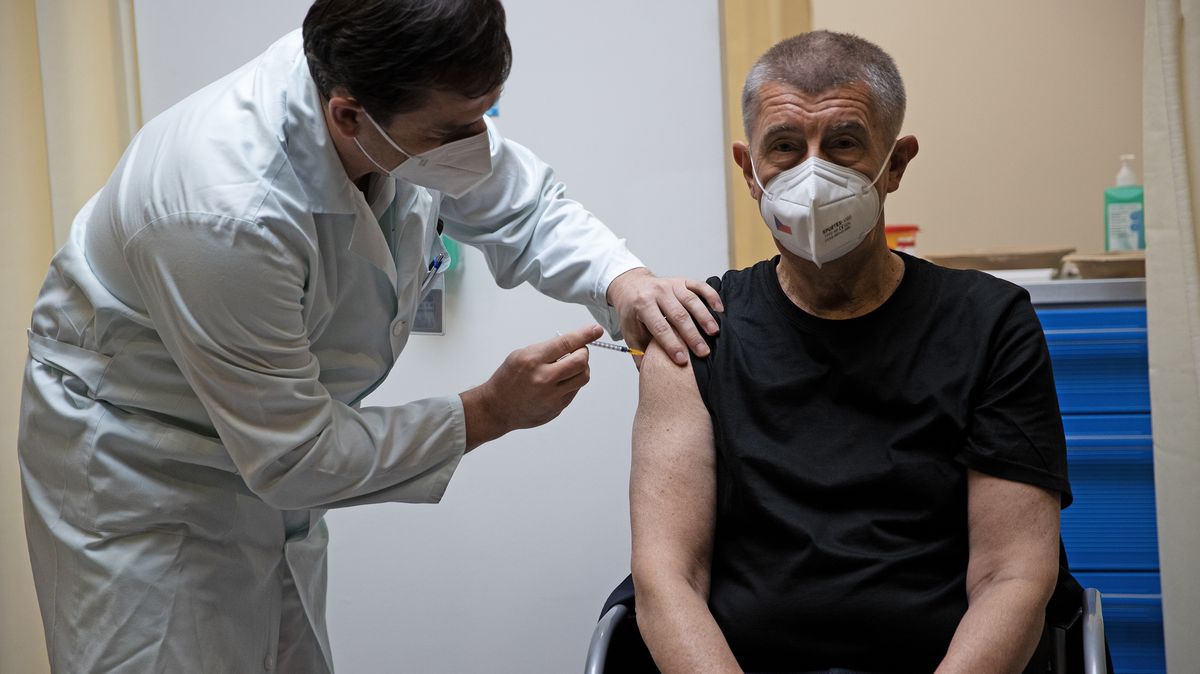 Vláda zase zaspala, kritizují experti přístup ke třetí dávce vakcín